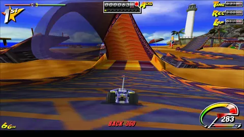 El coche ante una rampa naranja bajo un faro; el nombre de la acrobacia BACK 360 en la parte inferior de la pantalla.