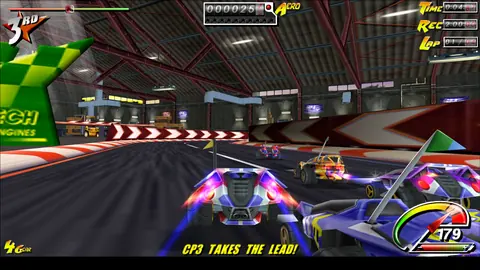 Carrera dentro de un hangar: el coche del jugador en tercer puesto junto a dos rivales; abajo, el mensaje CP3 TAKES THE LEAD!