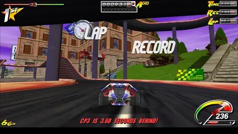 El mensaje LAP RECORD sobre la pista delante de una villa; debajo: CP3 IS 3.68 SECONDS BEHIND!