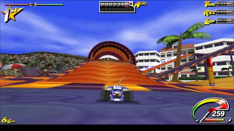 El coche se dirige a una gran rampa naranja con un rizo, con hoteles y palmeras al fondo.
